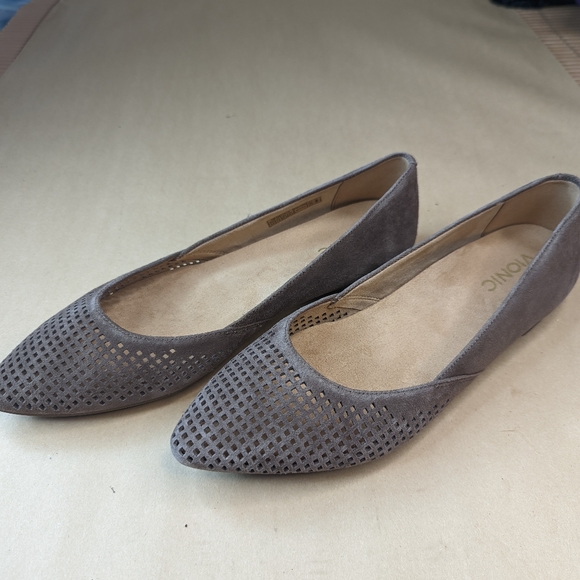 Vionic Shoes - Vionic "Posey" Womens Size 9.5 Ballet Flat Pointed Toe Perforated Leather Comfor